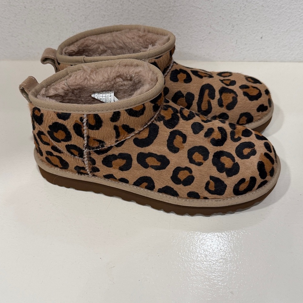 UGG WOMEN'S CALF HAIR LEOPARD ULTRA MINI BOOTIES BOOTS BLACK CHESTNUT LIKE New - Picture 4 of 7